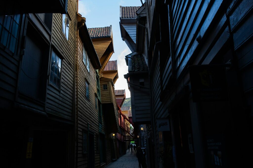 A narrow alley way with buildings on both sides