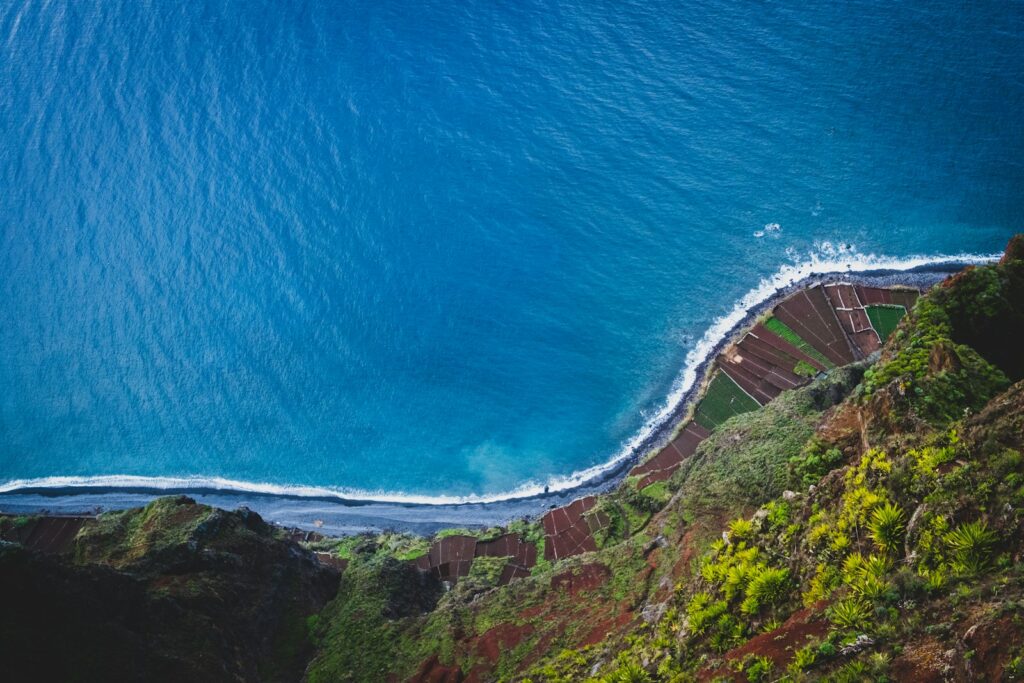 A view of the ocean from a high point of view